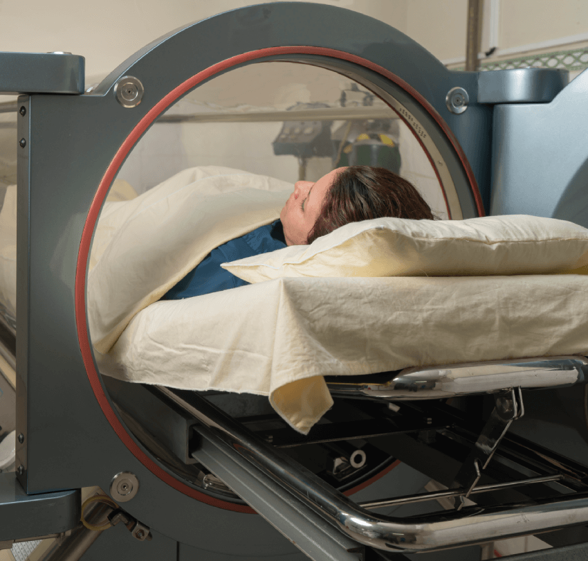 hyperbaric-treatment-machine-with-woman-it (1)